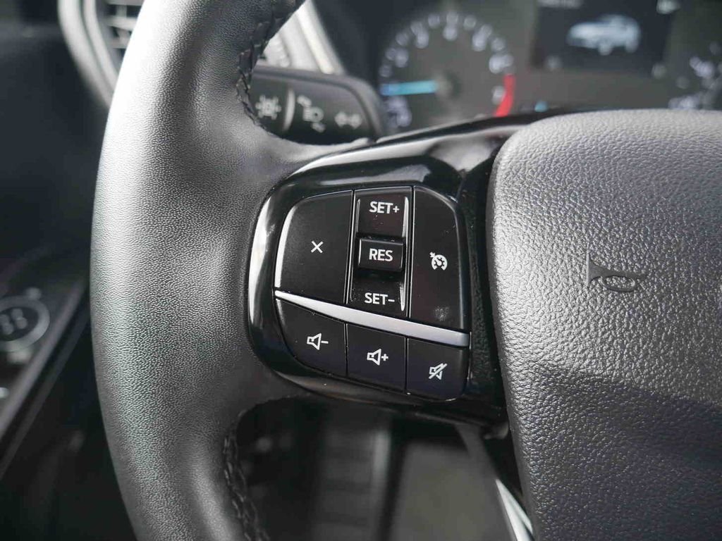 Used 2022 Red Ford SE image 30