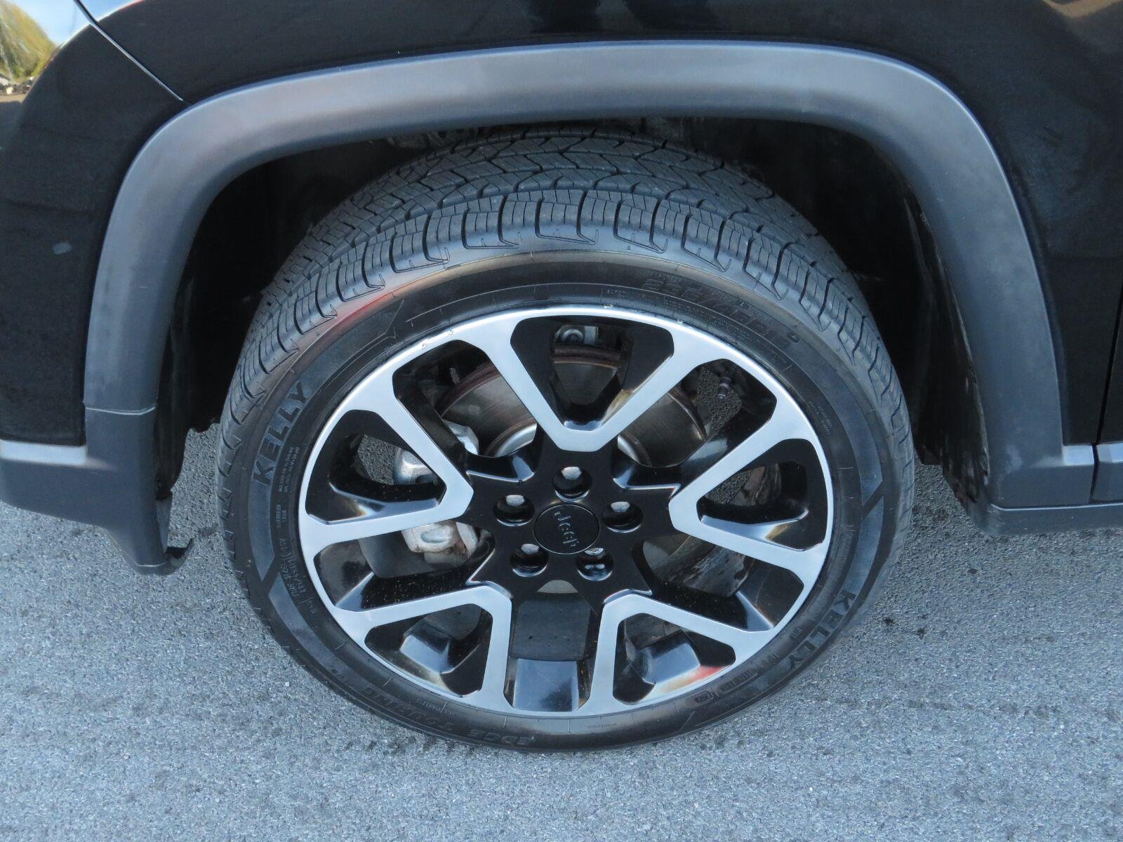 Used 2019 Diamond Black Crystal Pearlcoat Jeep Limited image 20