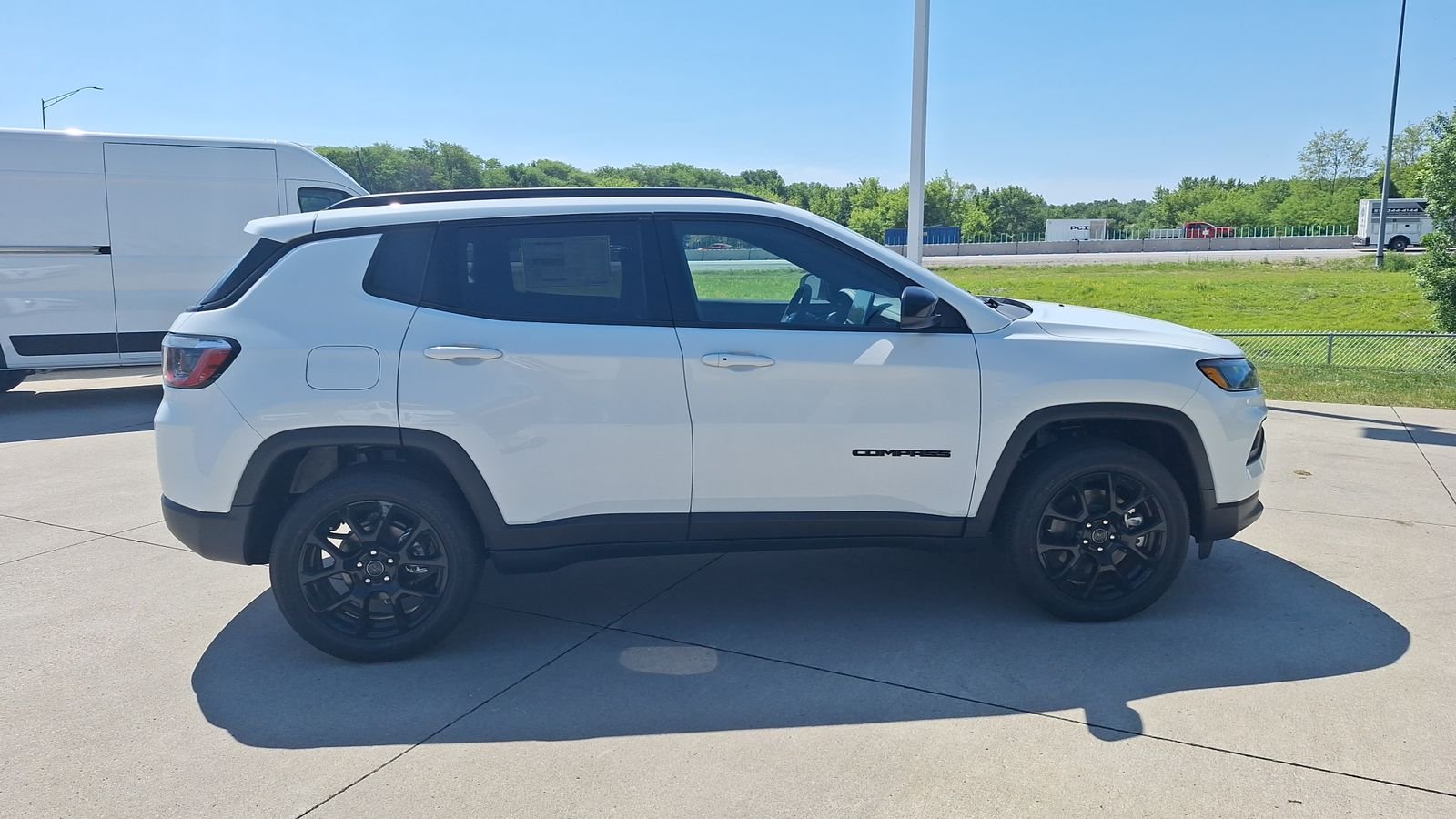 New 2026 Bright White Clear-Coat Exterior Paint Jeep Latitude image 6