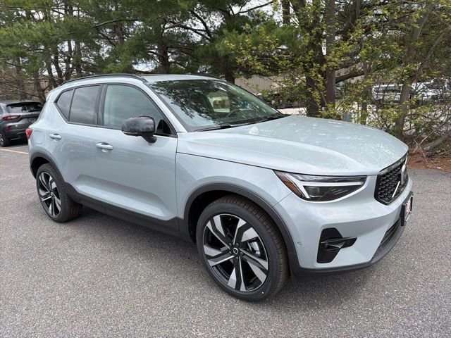 2026 Volvo XC40 B5 Plus Dark AWD's photo