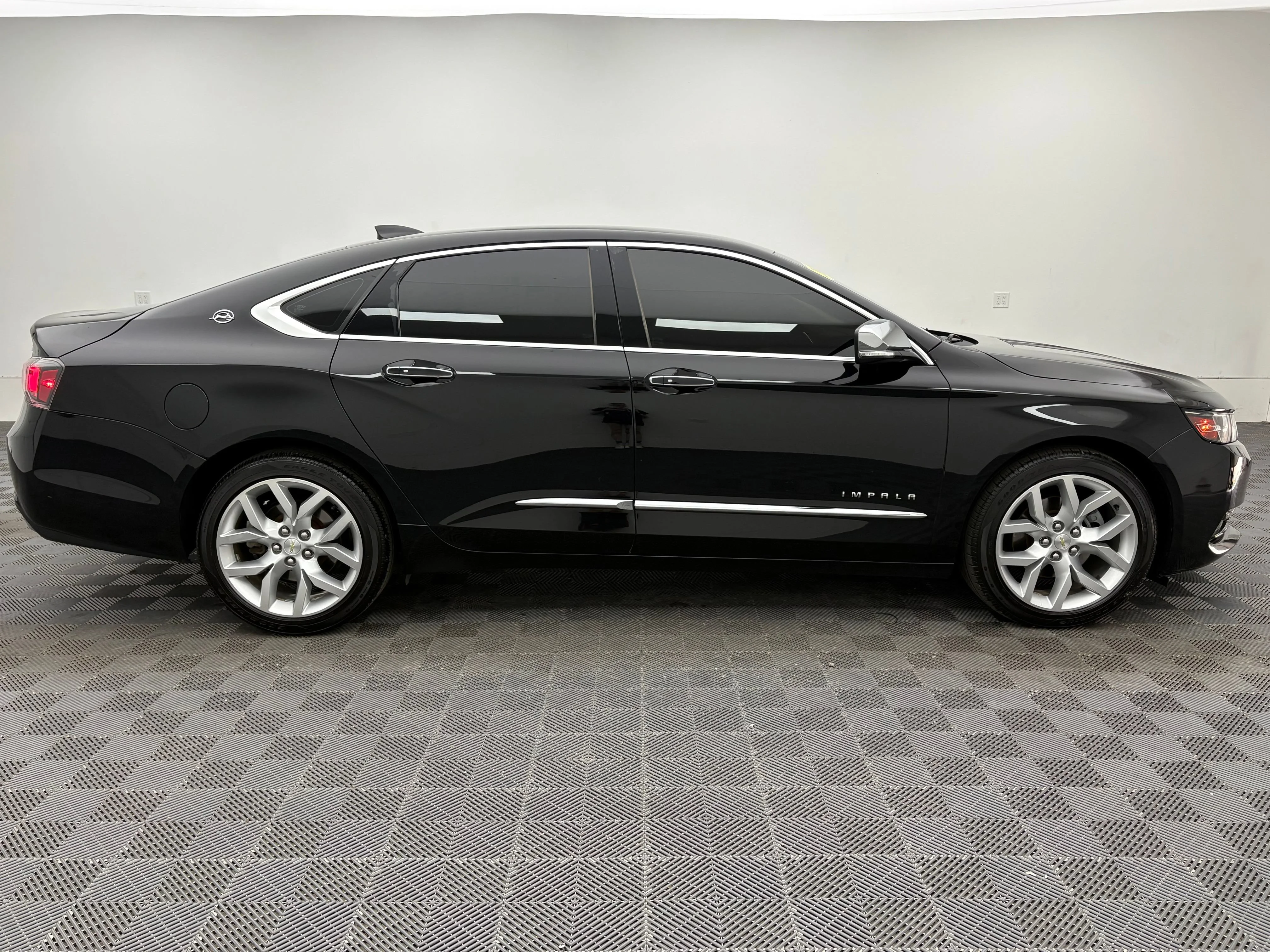 Used 2018 BLACK Chevrolet Premier image 6