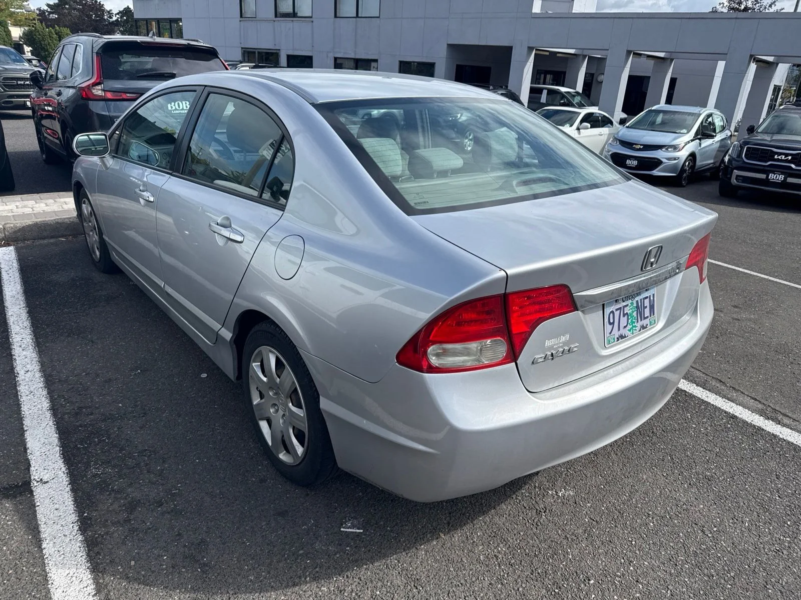 Used 2010 Alabaster Silver Metallic Honda LX image 4