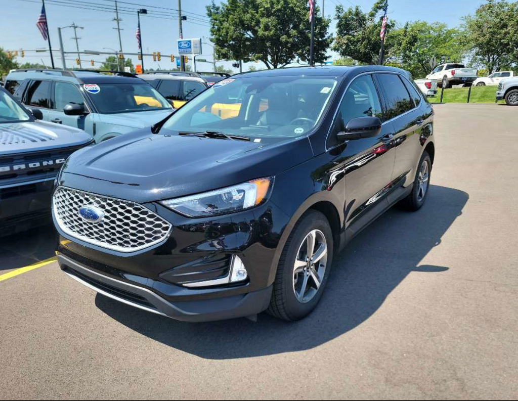 Used 2023 Black Metallic Ford SEL image 9