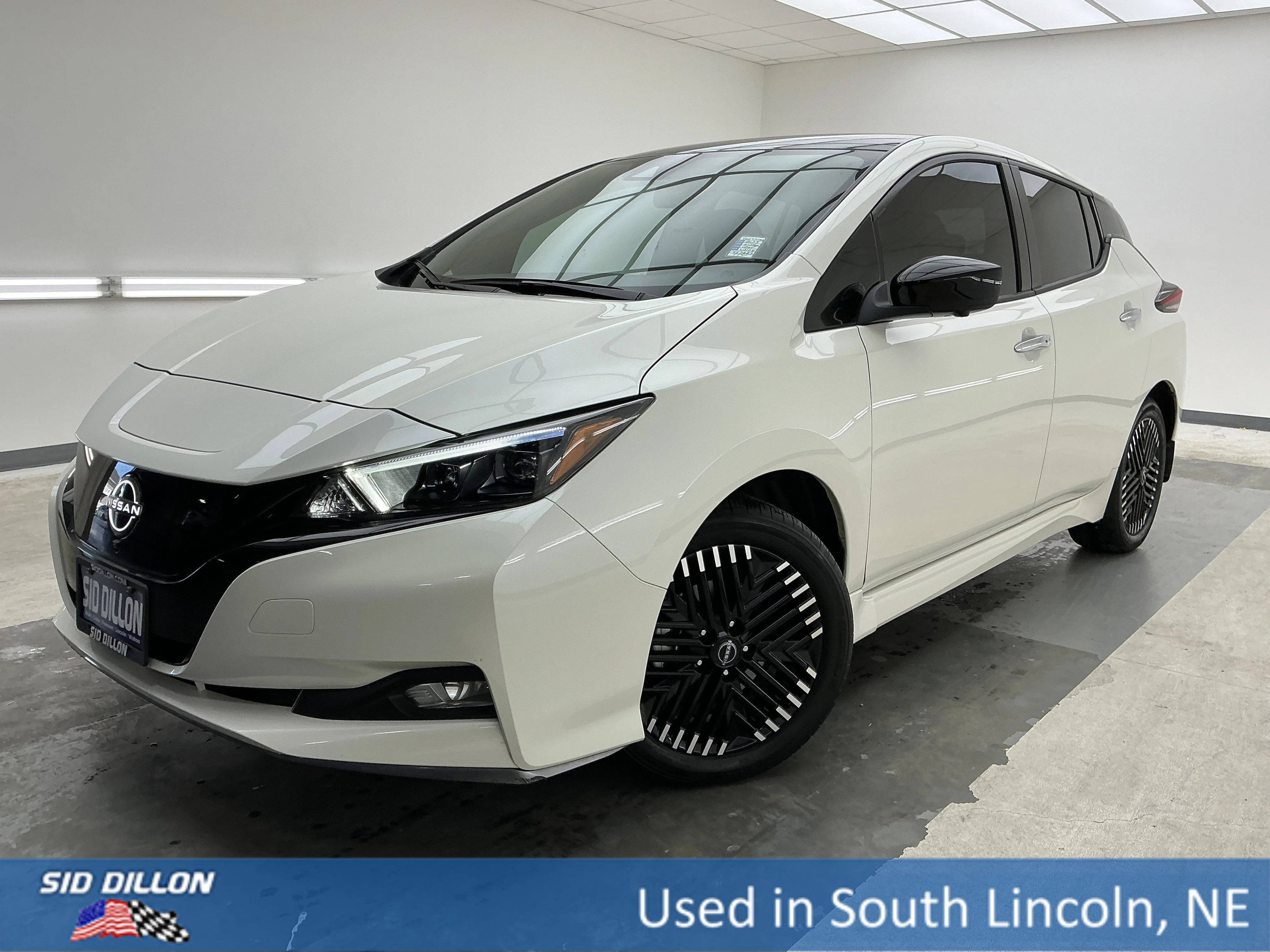 Super Black/Pearl White 2023 Nissan LEAF SV Plus FWD Hatchback Front-Wheel Drive Automatic