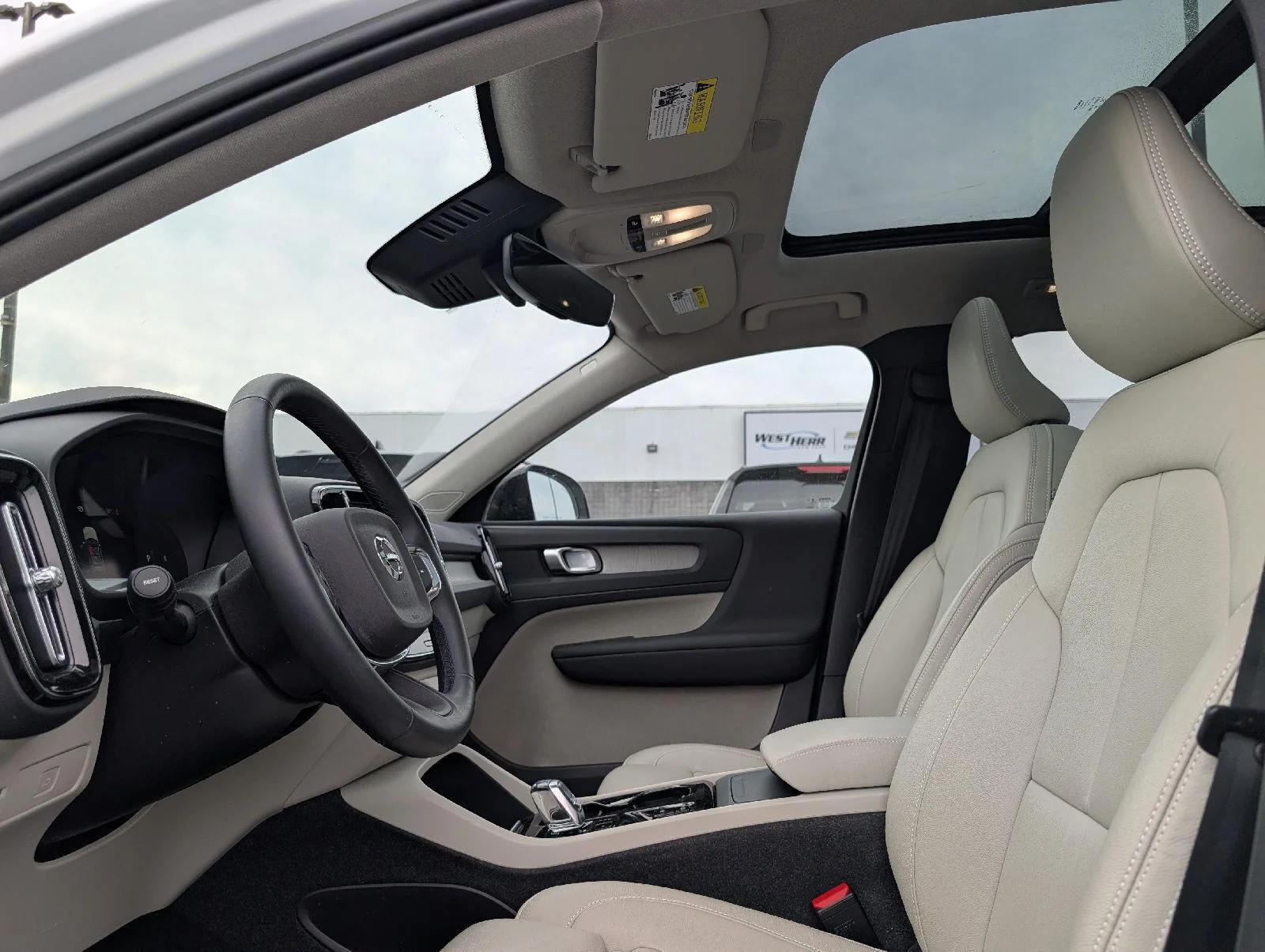 Used 2023 Crystal White Metallic Volvo Plus Dark Theme image 9