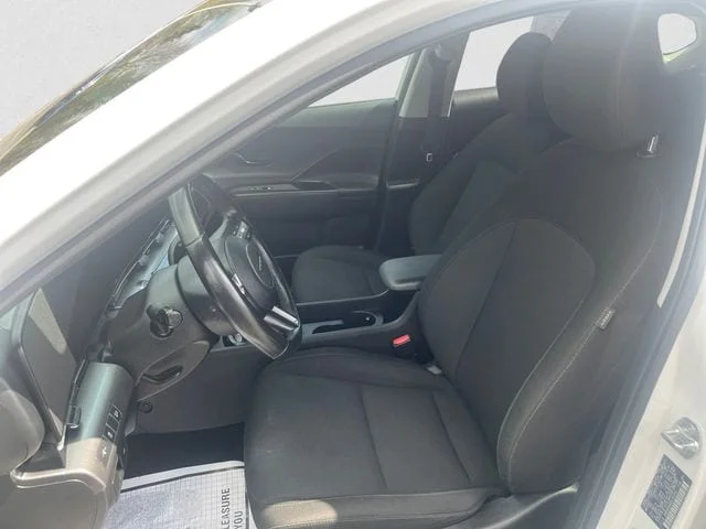Used 2024 White Hyundai SEL image 9