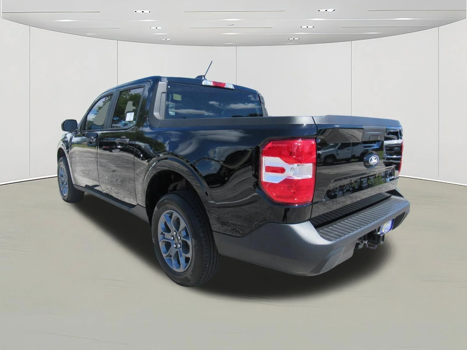 New 2026 Shadow Black Ford XLT image 5