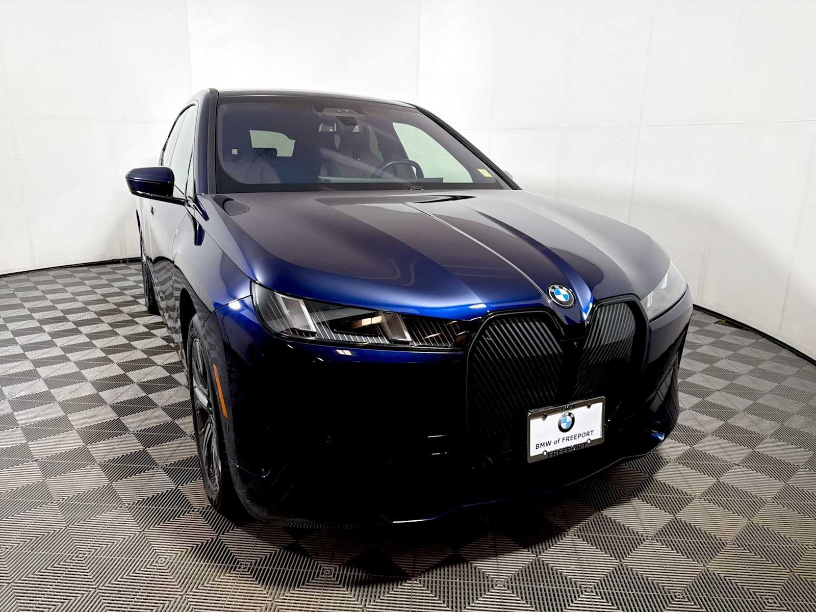 Used 2026 Tanzanite Blue II Metallic BMW xDrive60 image 2