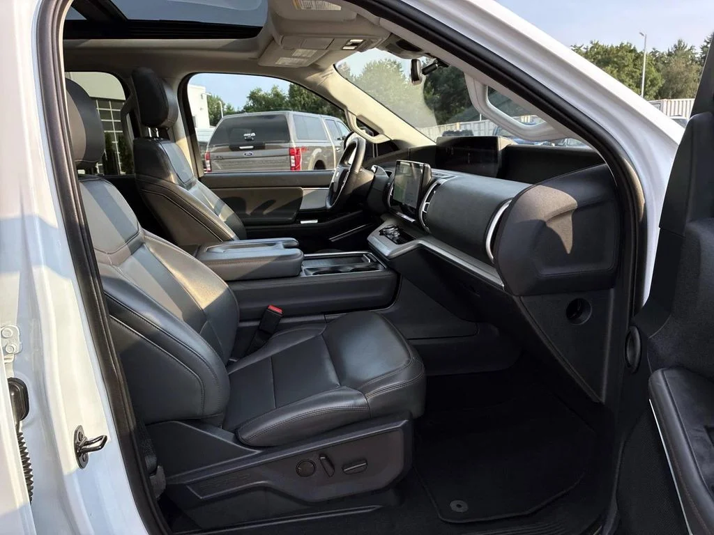 Used 2025 Oxford White Ford Active image 9
