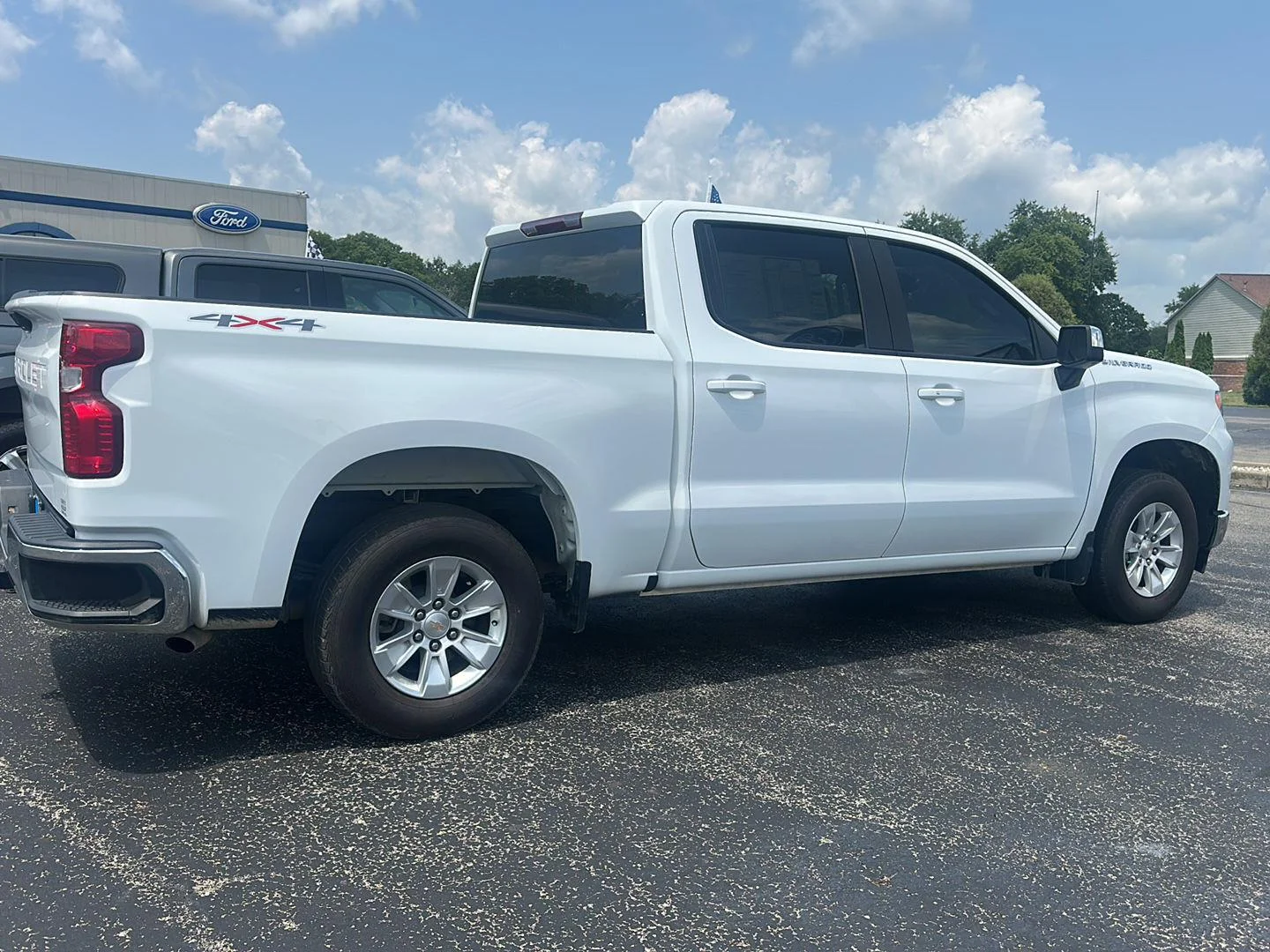 Used 2025 Summit White Chevrolet LT image 4