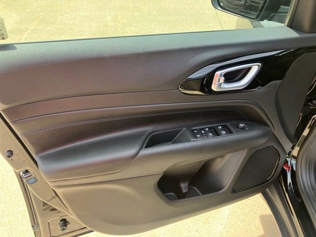 New 2026 Diamond Black Crystal Pearlcoat Jeep Latitude Altitude image 8