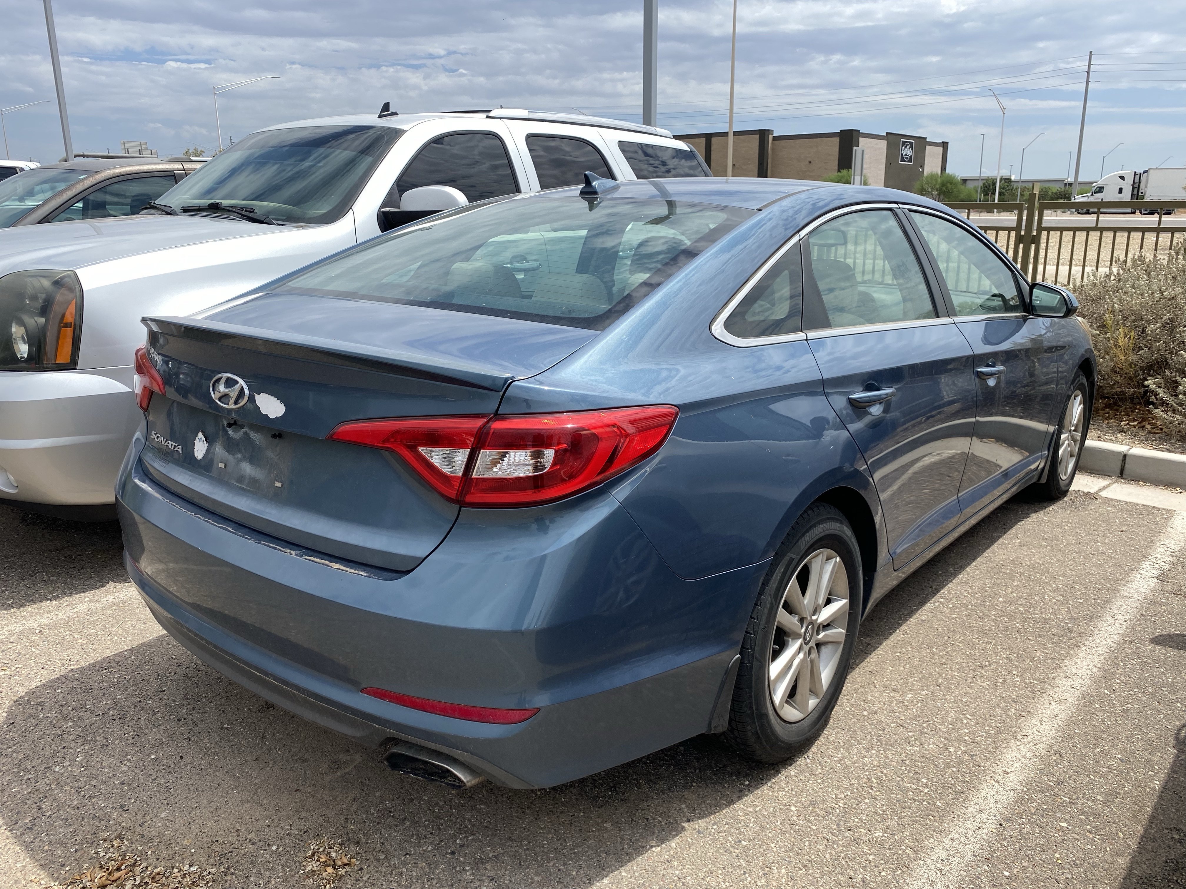 Used 2017 Nouveau Blue Hyundai  image 2