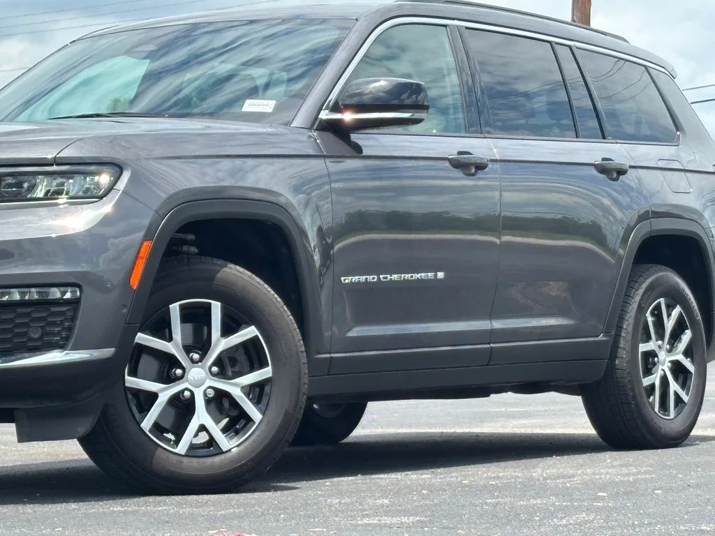 Used 2025 Gray Jeep Limited image 3