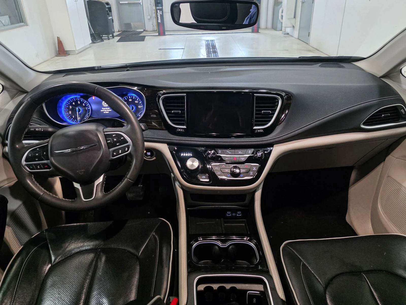 Used 2023 White Chrysler Limited image 29