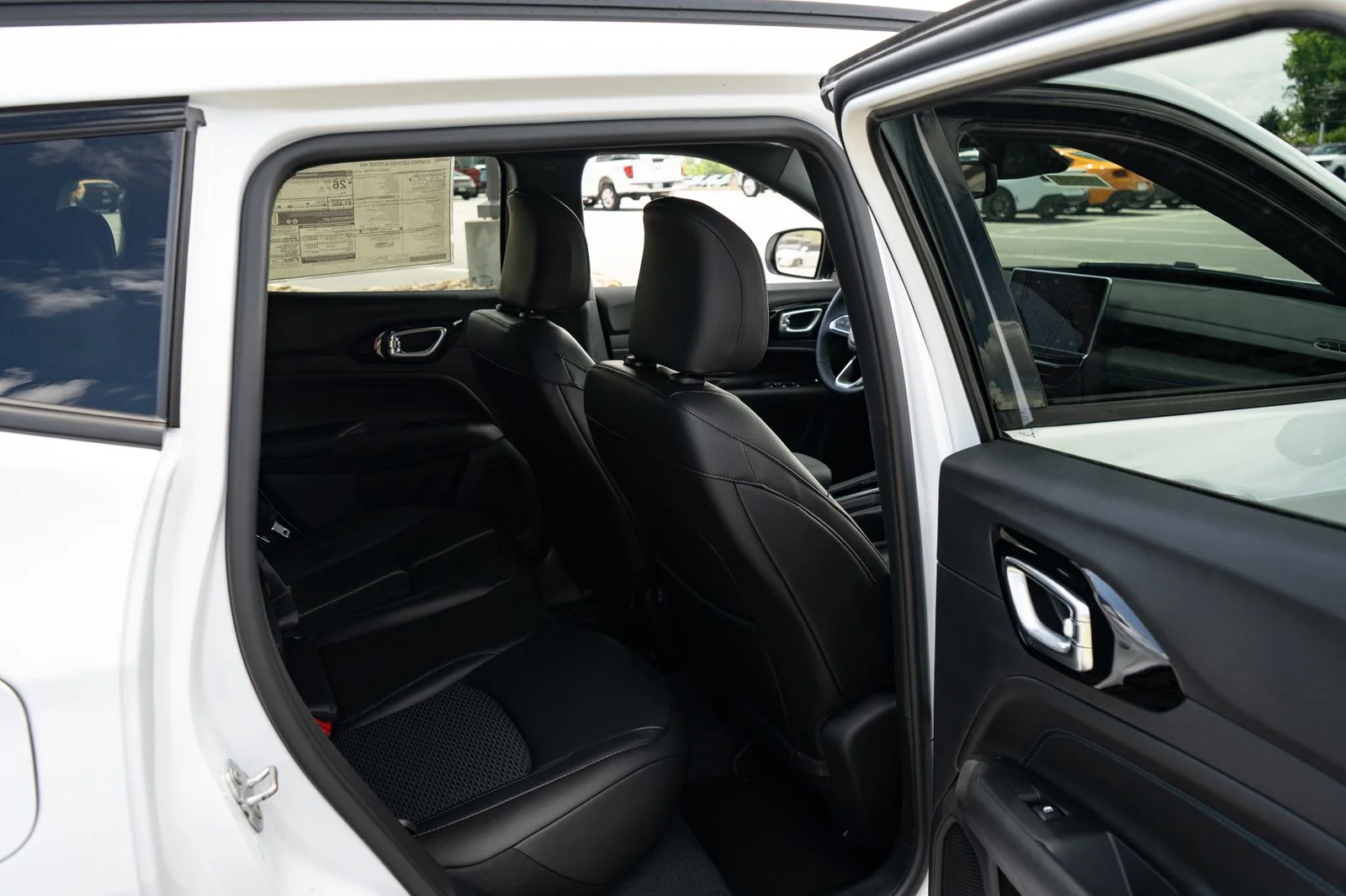 New 2026 Bright White Clearcoat Jeep Latitude image 20