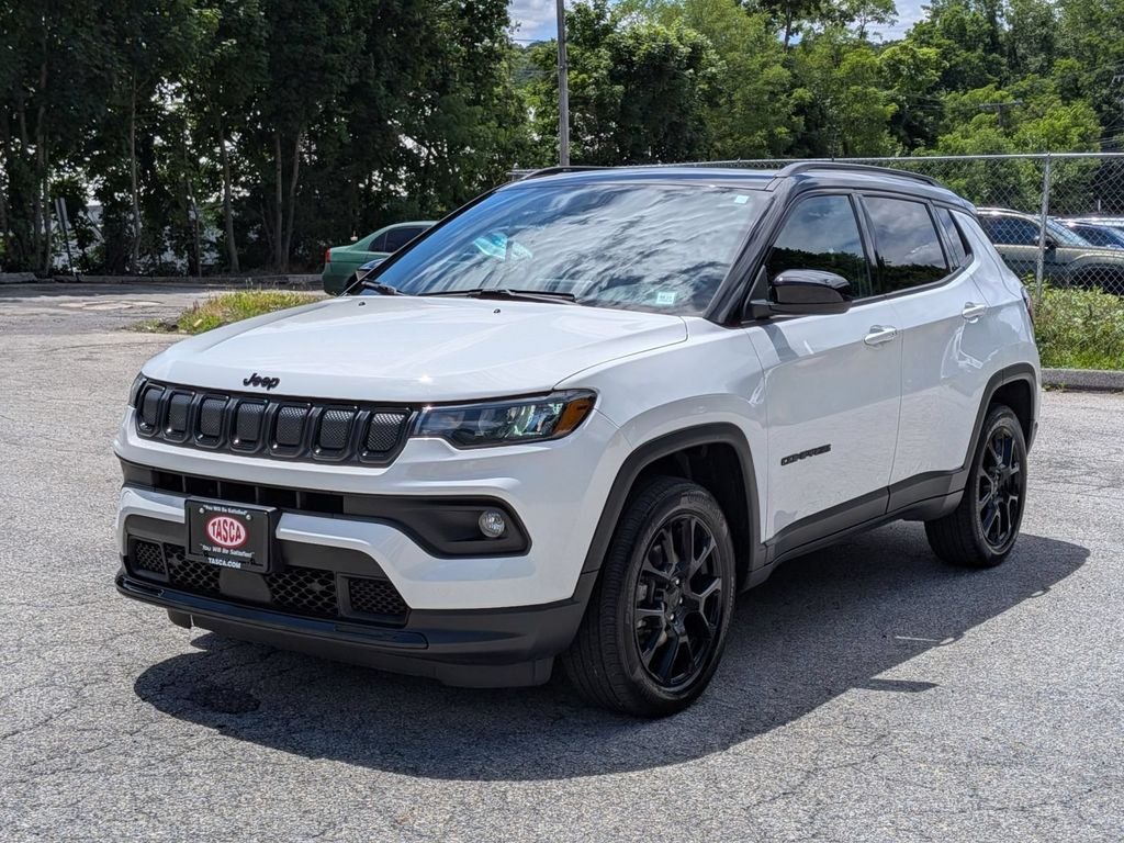 Used 2022 White Jeep Latitude image 9