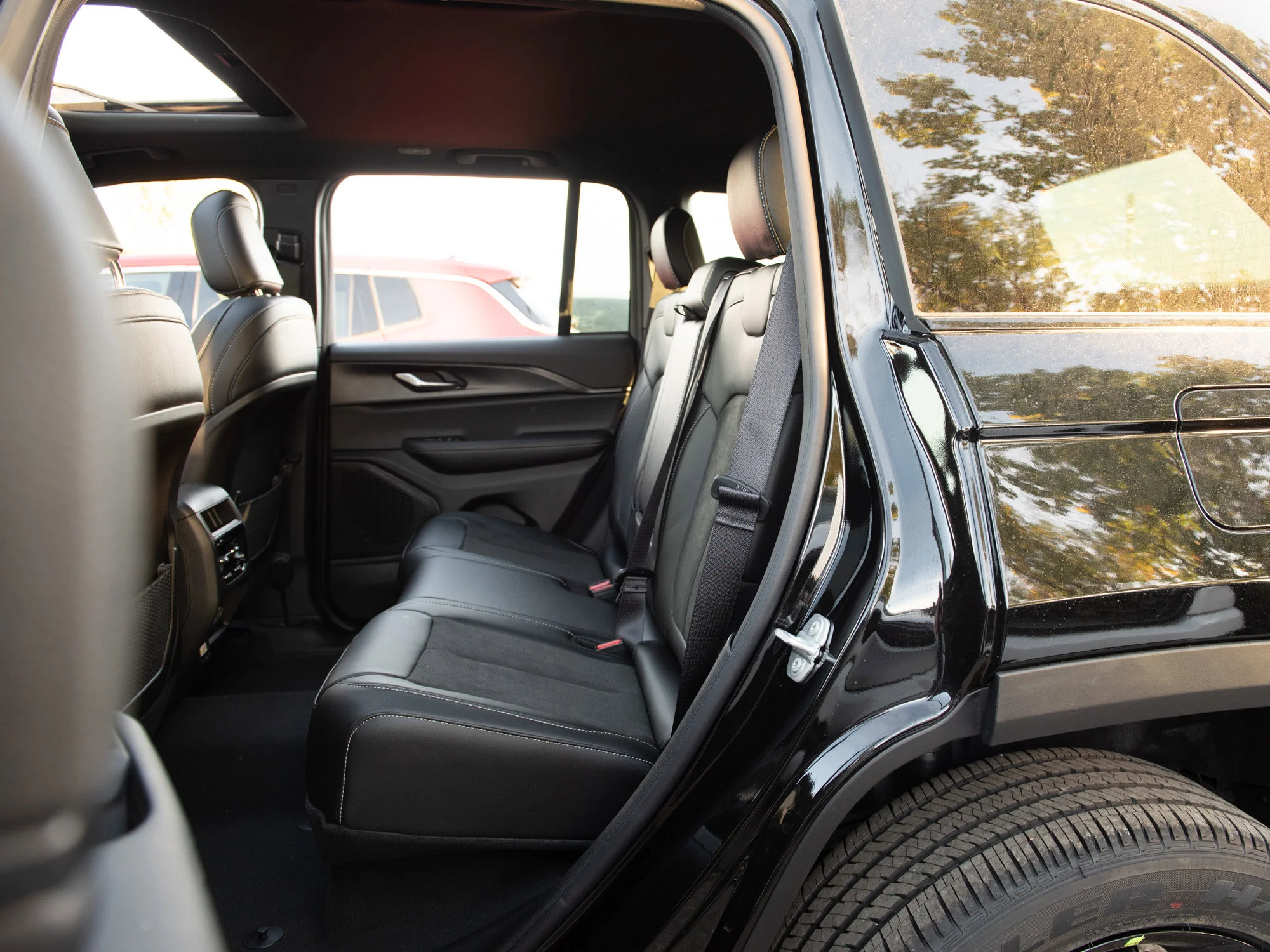 New 2025 Black Jeep Altitude* 4x4, Sunroof, Heated Leather, Remote Start, Wireless Charging Pad image 21