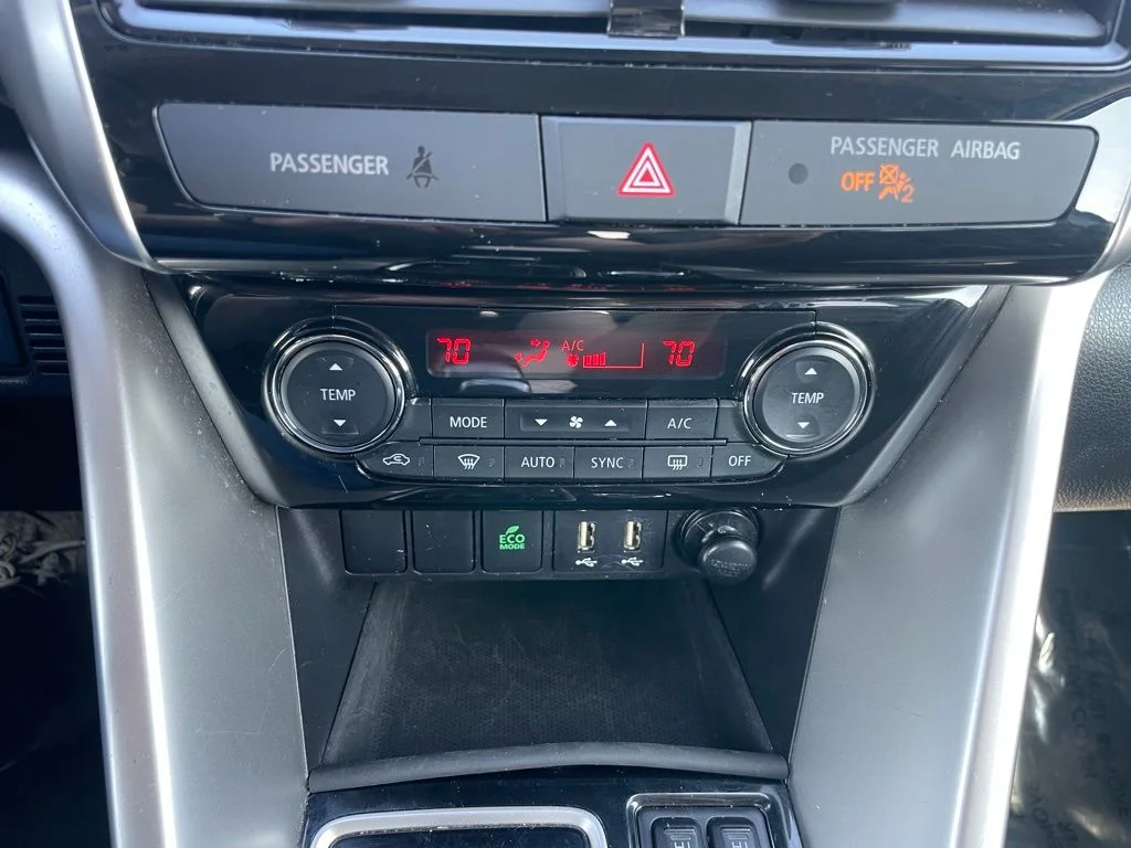 Used 2024 Silver Mitsubishi SE image 11