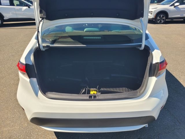 Used 2022 White Toyota LE image 11