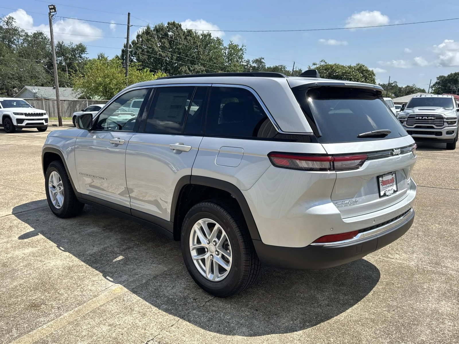New 2026 Silver Zynith Exterior Paint Jeep Laredo image 4