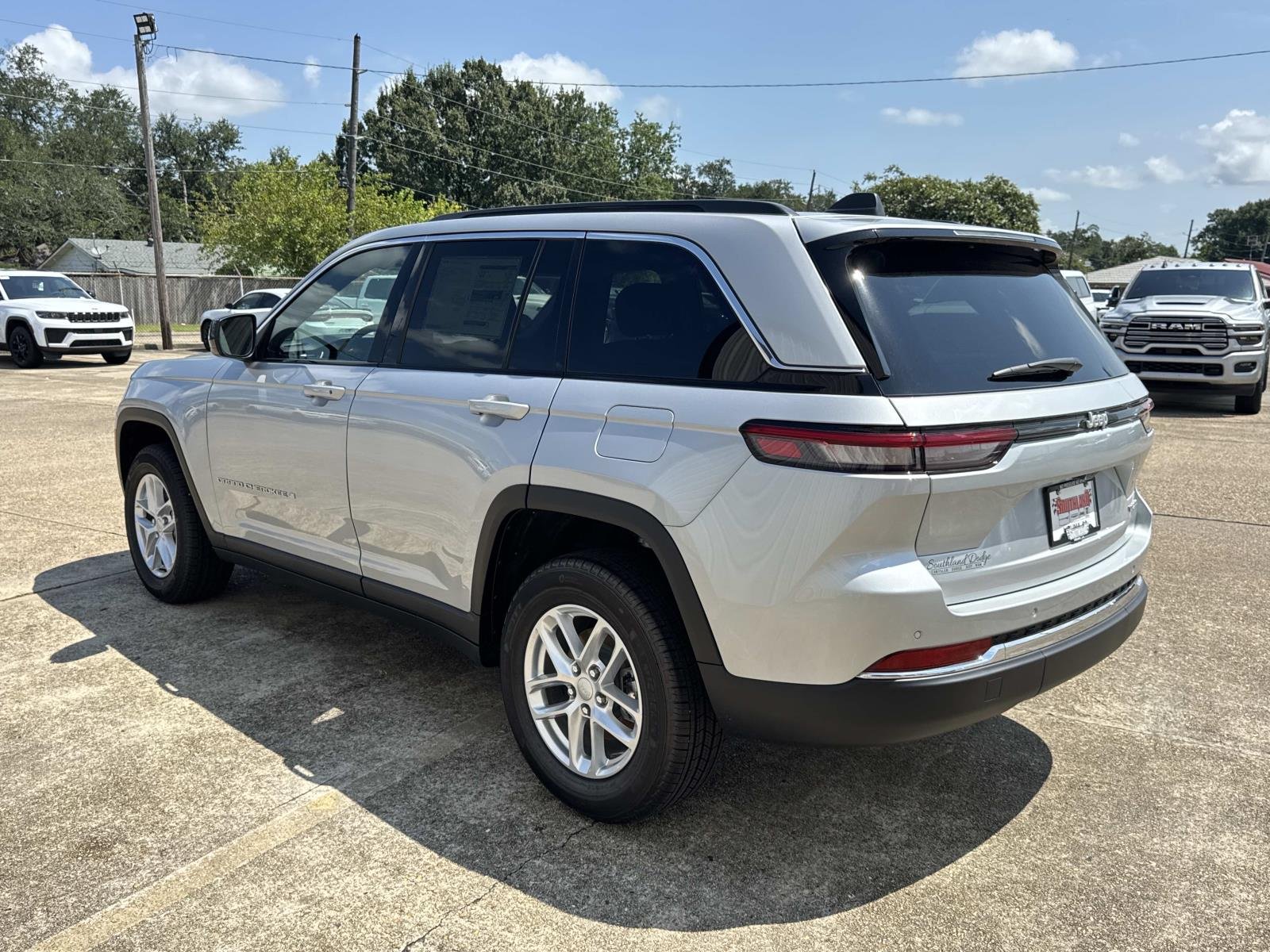 New 2026 Silver Zynith Exterior Paint Jeep Laredo image 4