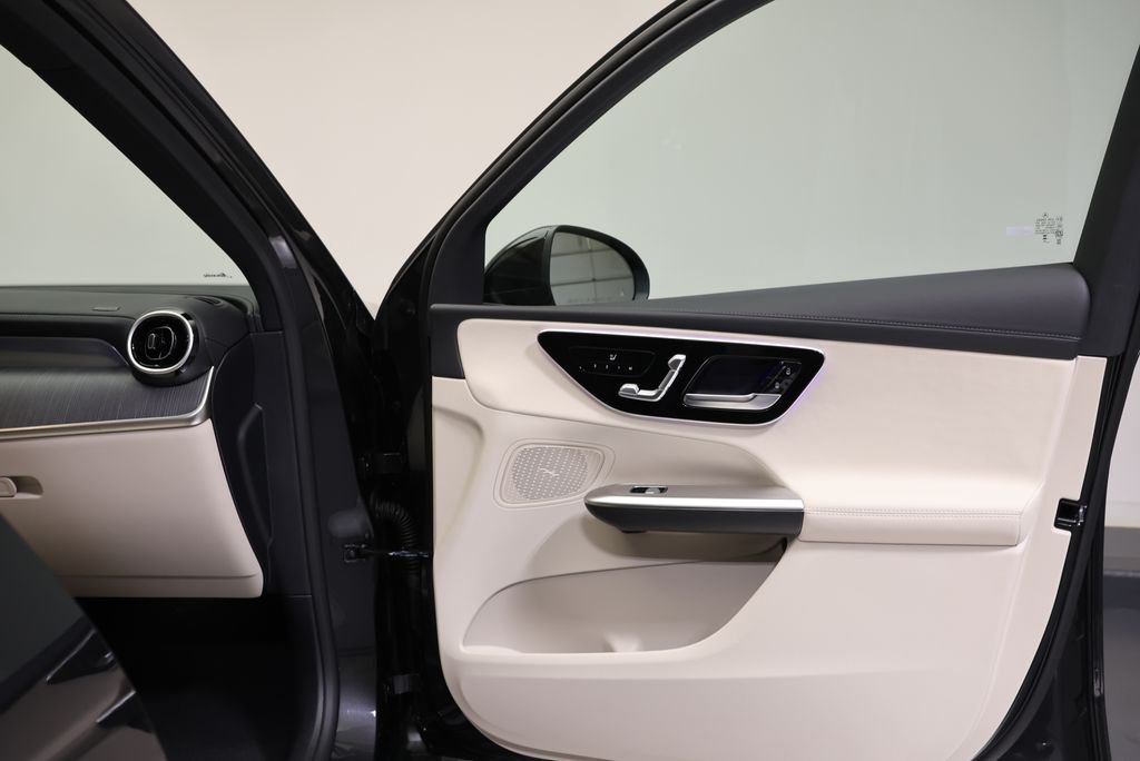 Used 2027  Mercedes-Benz GLC 300 image 44