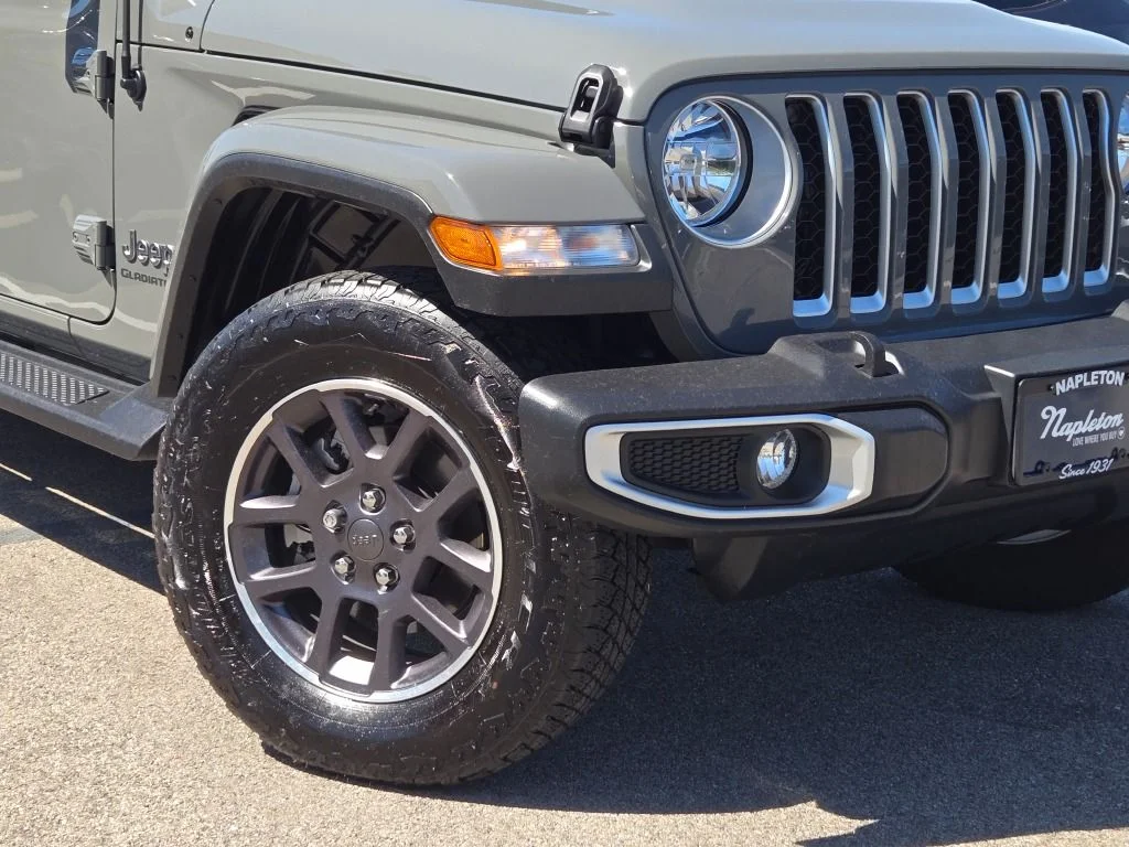 Used 2022 Gray Jeep Overland image 3
