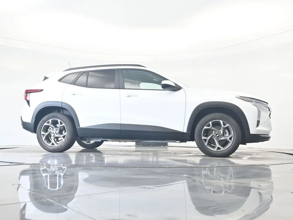 Used 2025 Summit White Chevrolet LT image 36