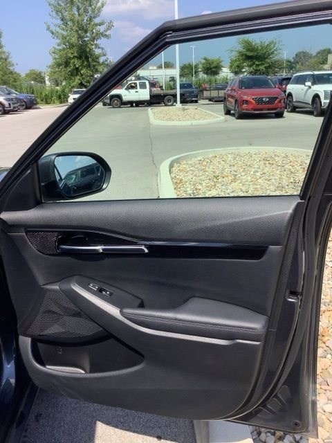 Used 2022 Black Kia EX image 23