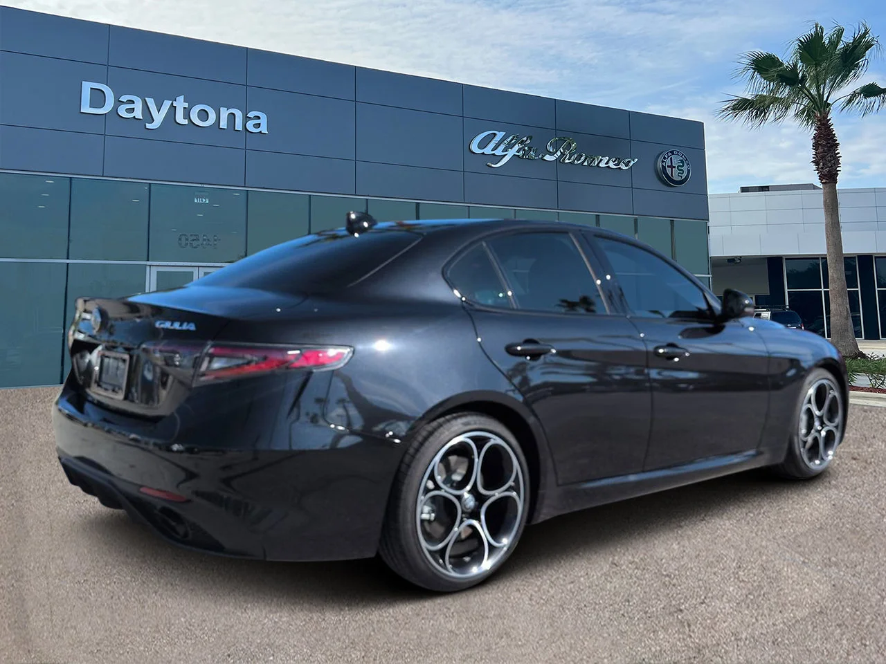 New 2026 Vulcano Black Metallic Exterior Paint Alfa Romeo  image 3
