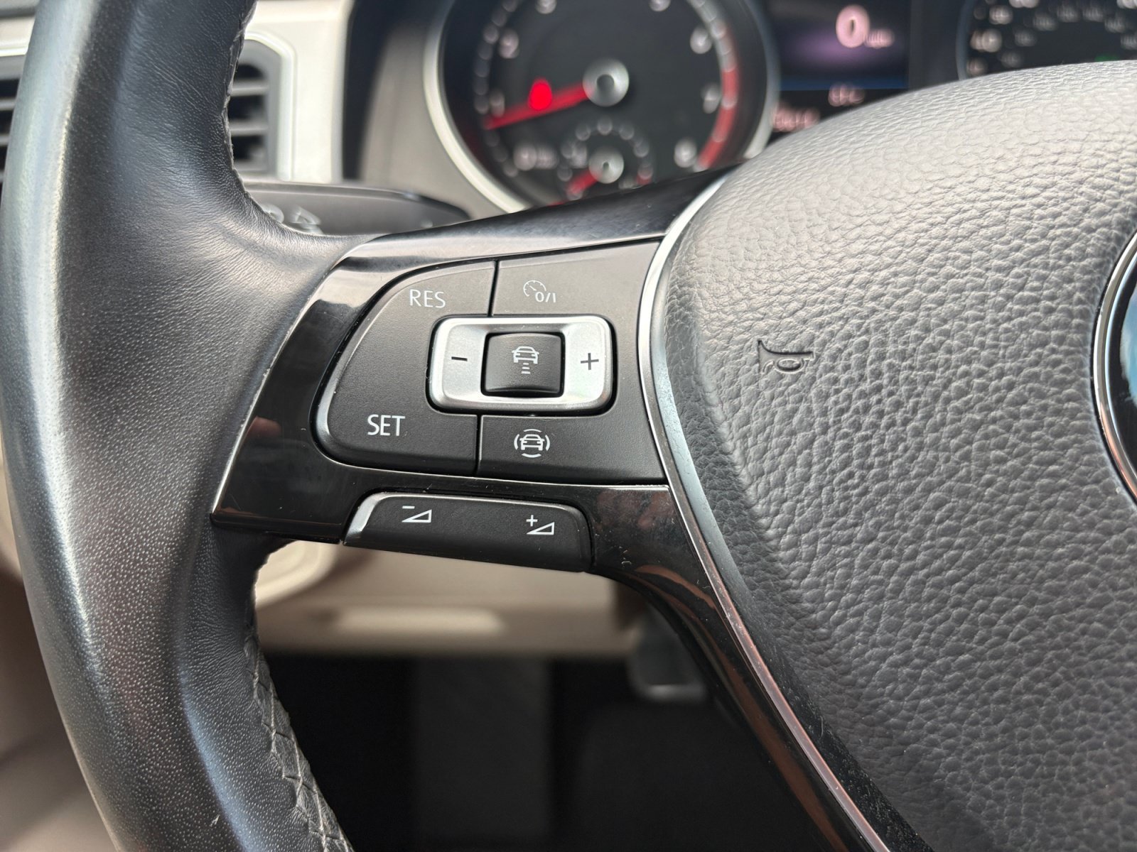 Used 2019 Deep Black Pearl Volkswagen 3.6L V6 SE w/Technology image 15