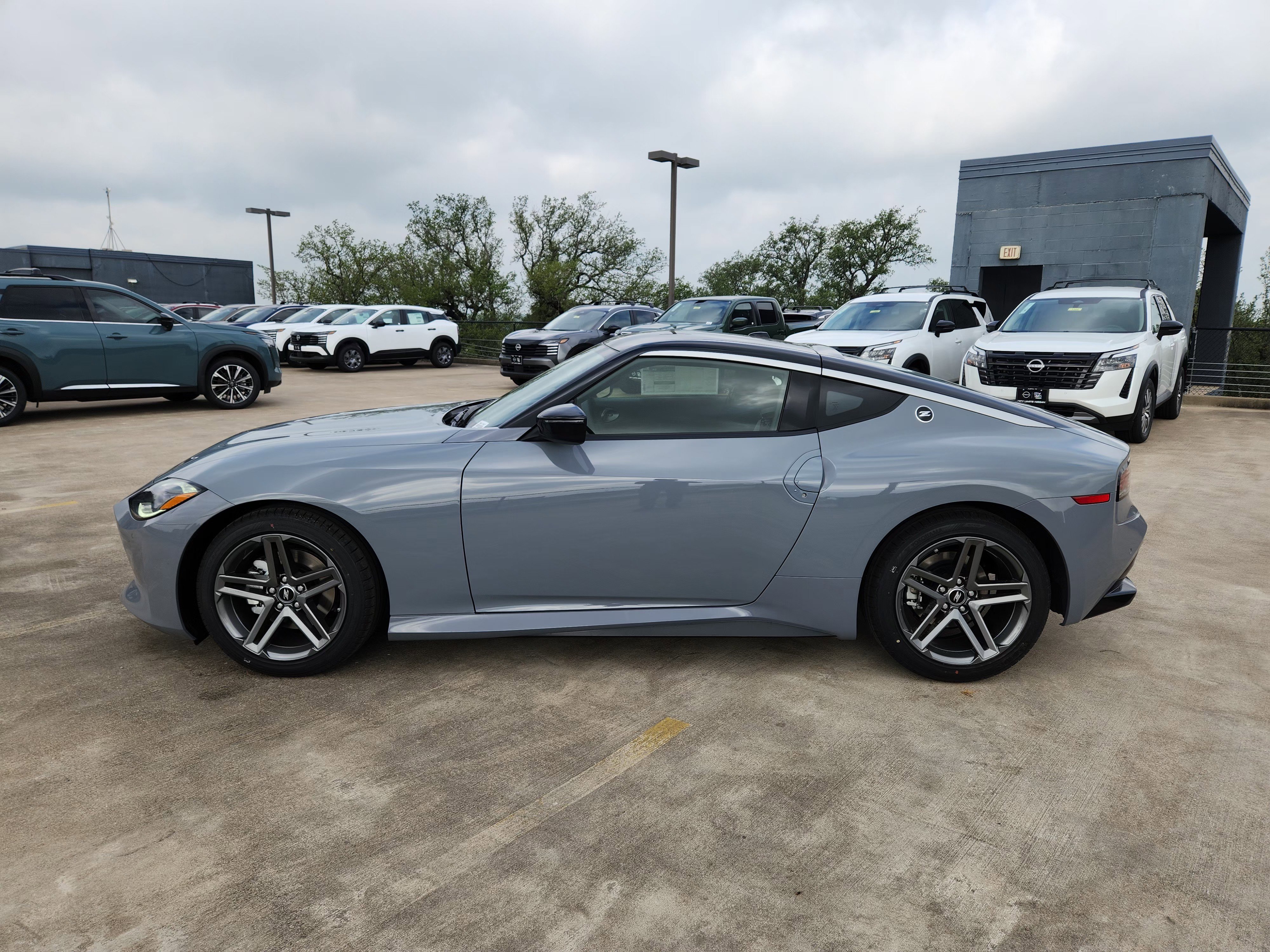New 2026 Boulder Gray Pearl / Super Black Two-tone Nissan Sport image 4