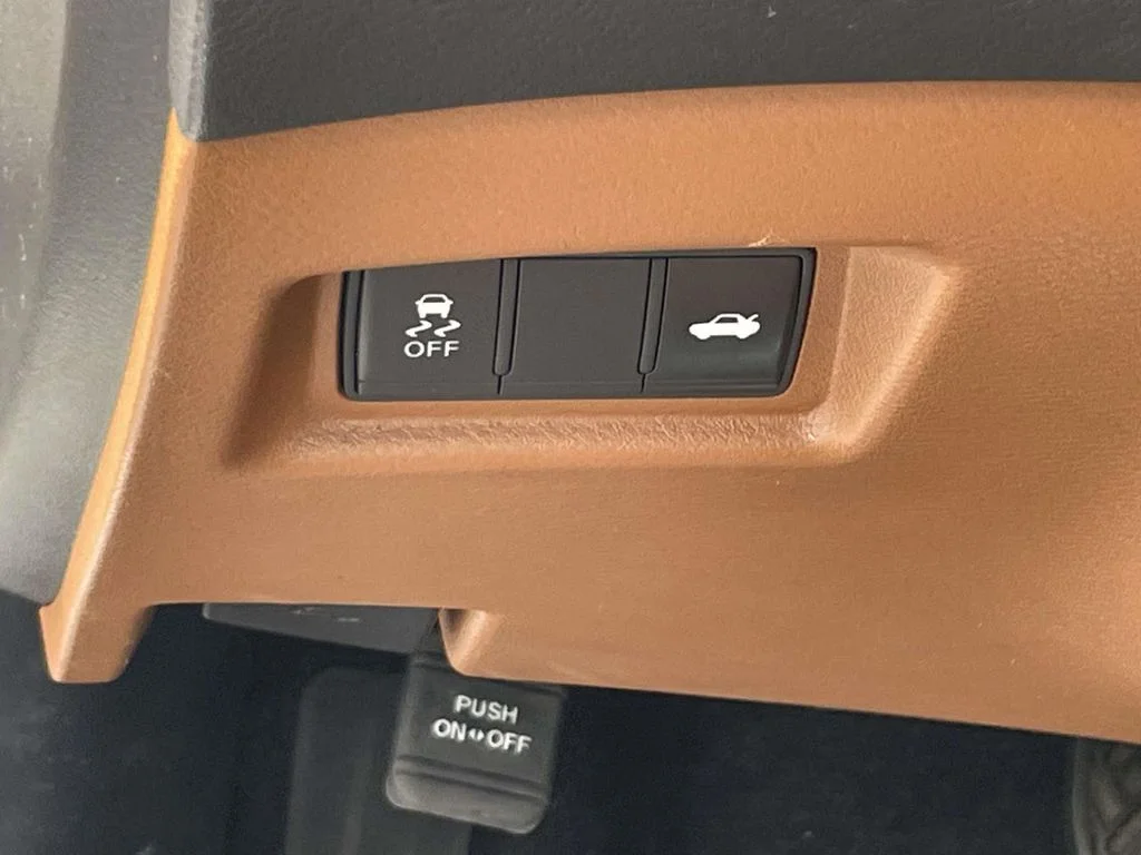 Used 2023 White INFINITI LUXE image 19