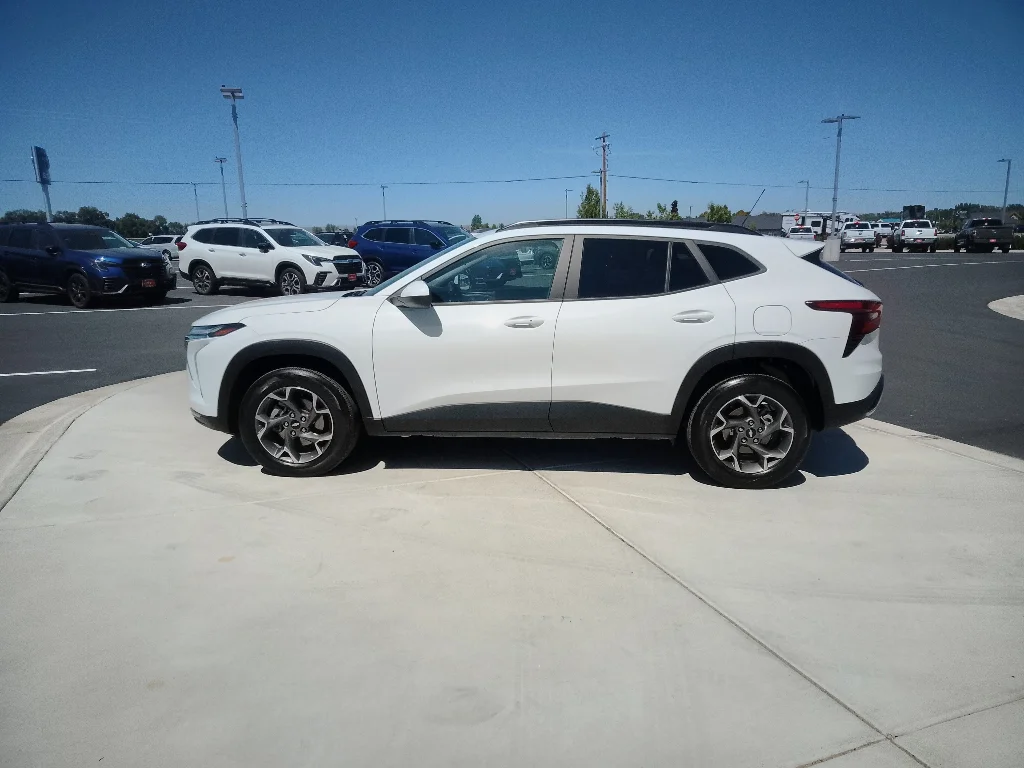 Used 2025 Summit White Chevrolet LT image 6