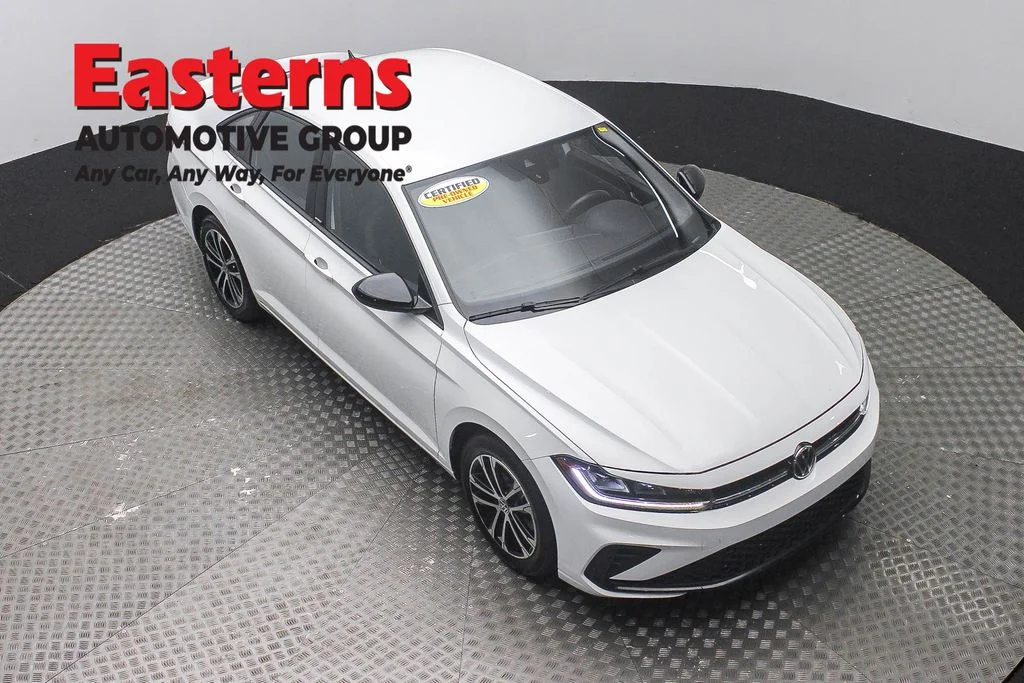 Used 2025 White Volkswagen 1.5T Sport image 3