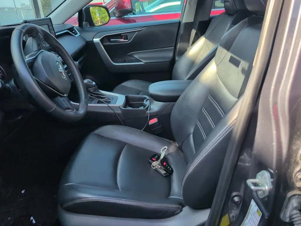 Used 2019 Gray Toyota XLE Premium image 2