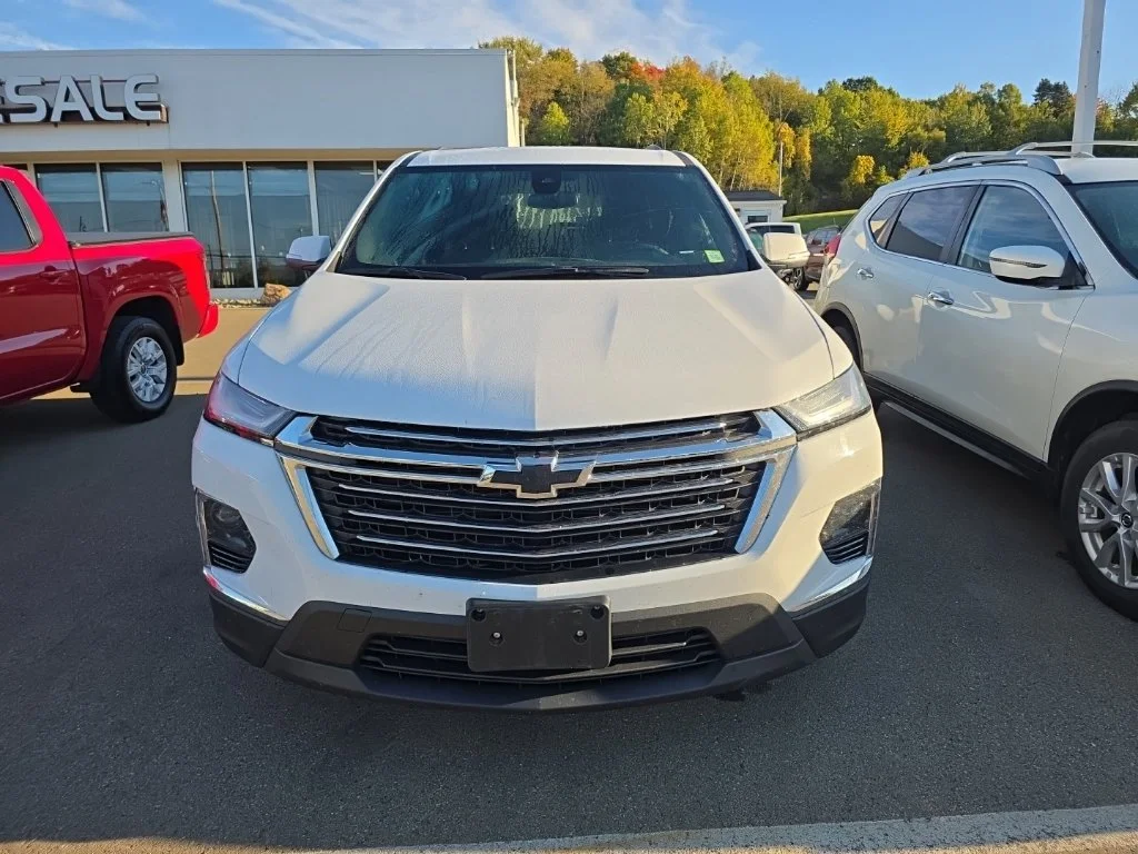 Used 2023 SUMMIT WHITE Chevrolet LT Cloth image 3