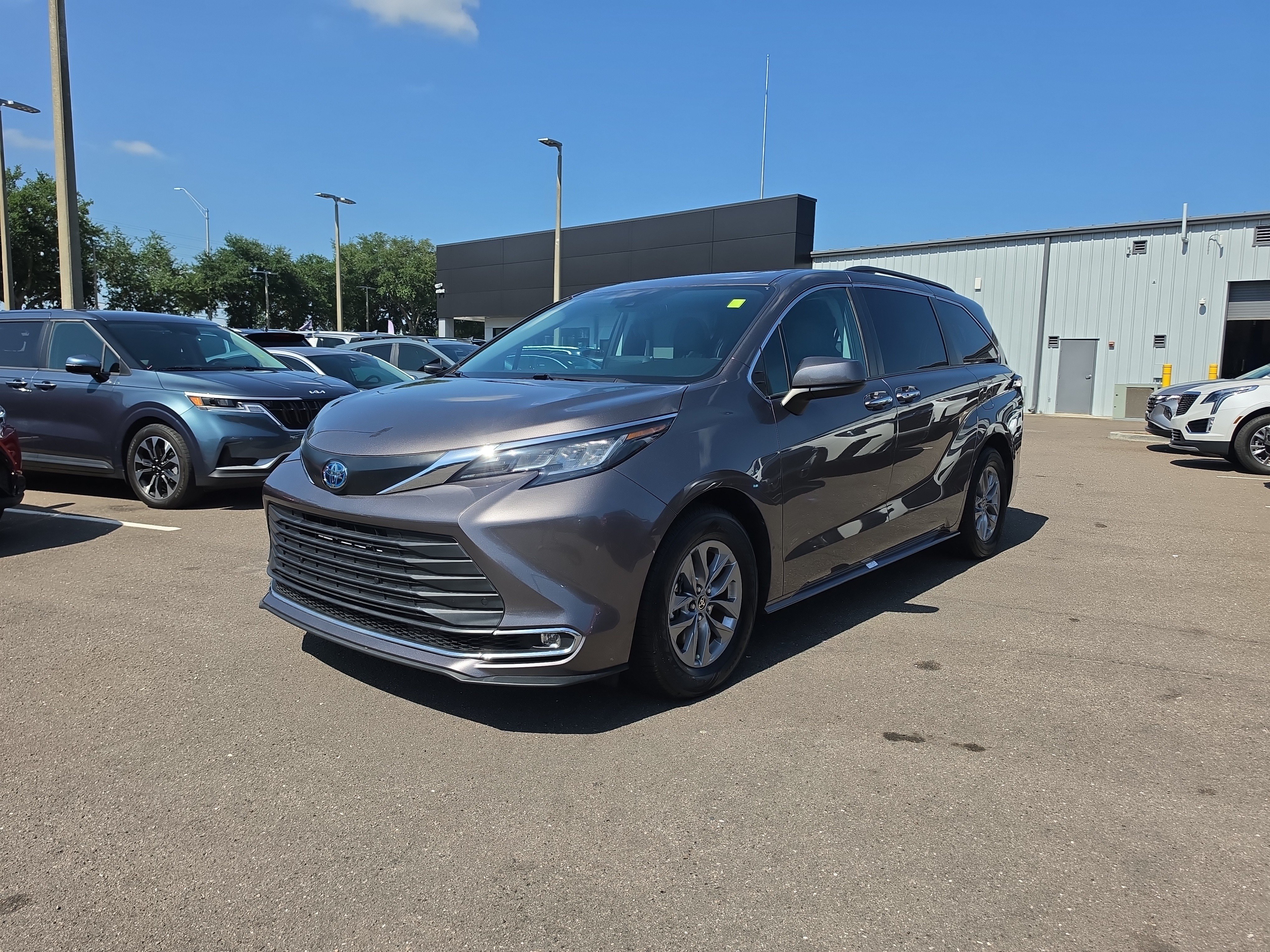 Used 2022 Sunset Bronze Mica Toyota XLE image 4