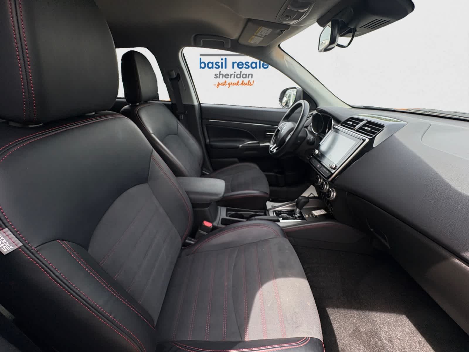 Used 2025 Labrador Black Pearl Mitsubishi SE image 19