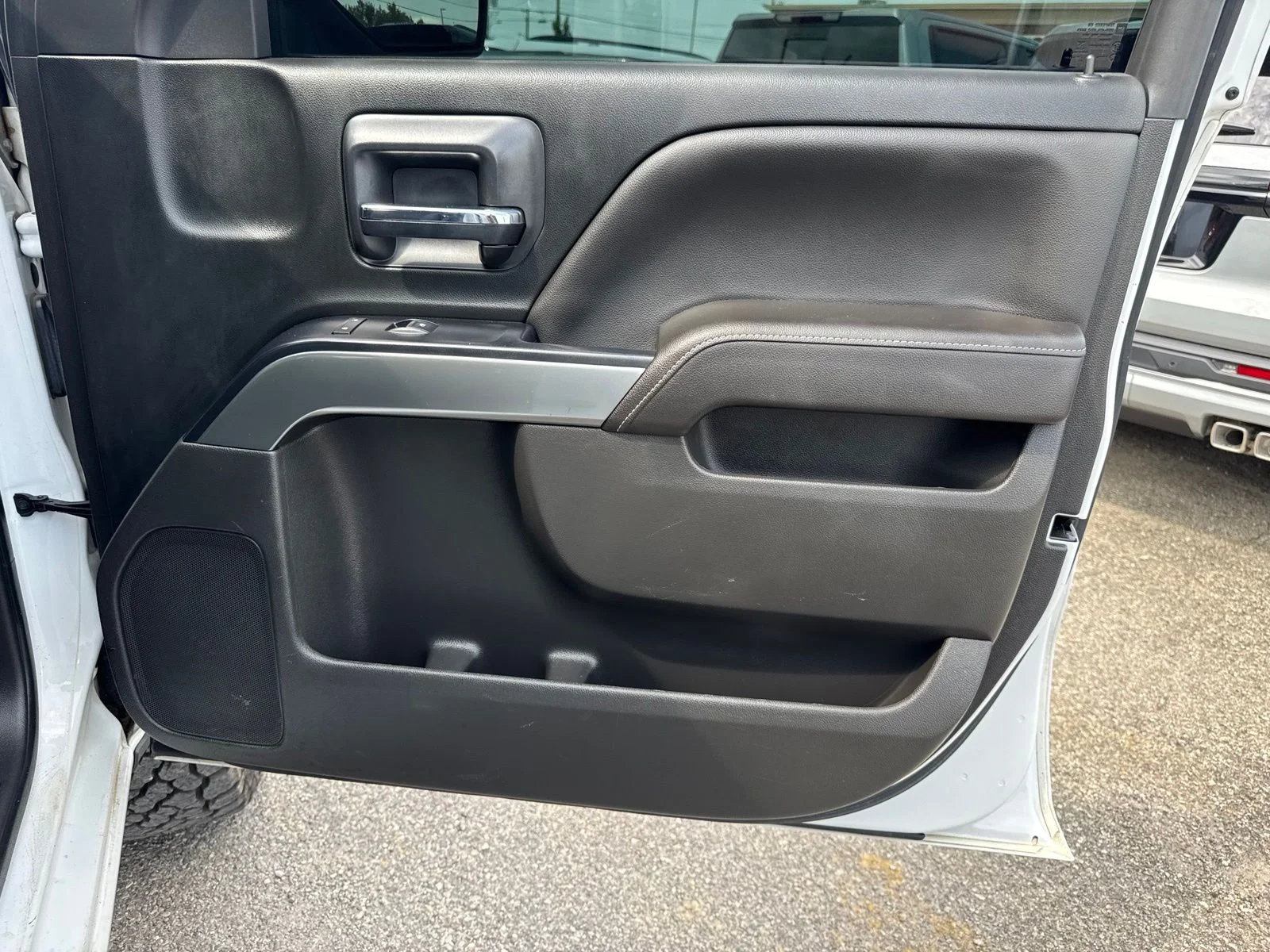 Used 2018 White Chevrolet LT image 30
