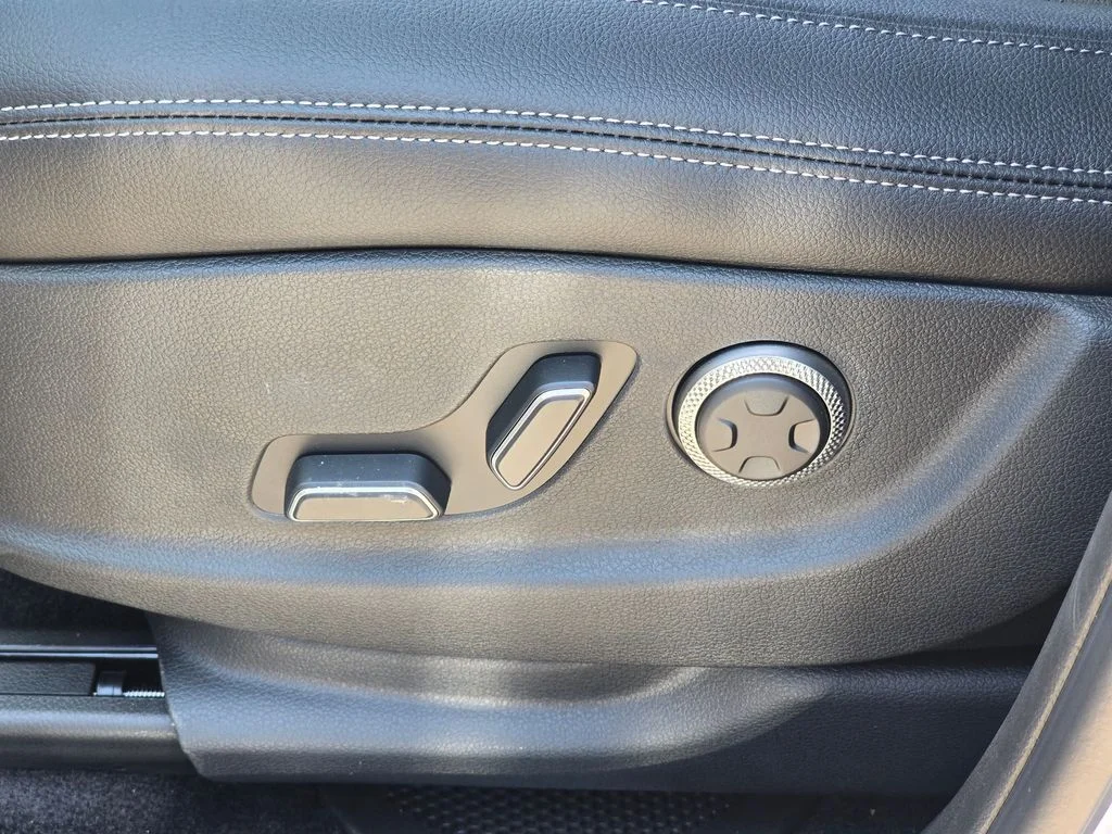 New 2026 White Genesis 2.5T Select image 19