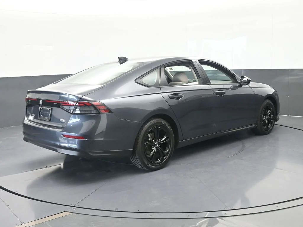 Used 2025 Gray Honda SE image 6