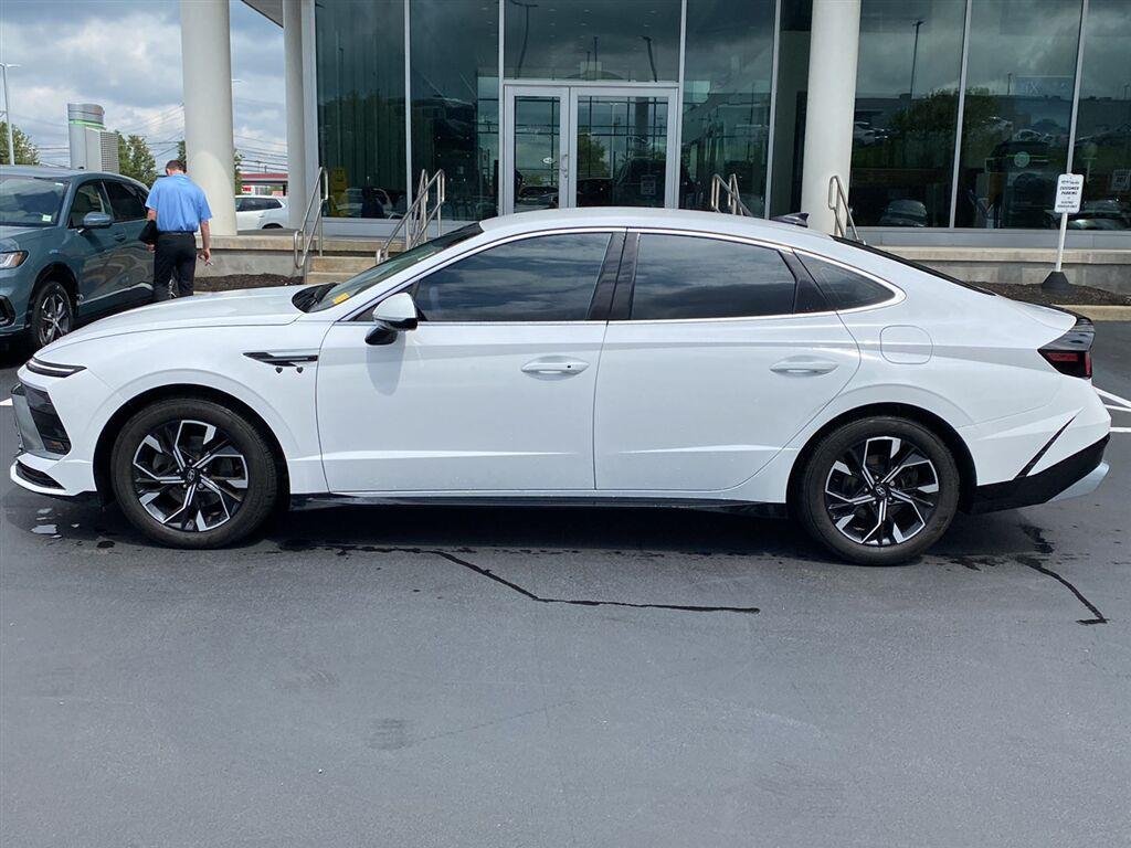 Used 2025  Hyundai  image 6