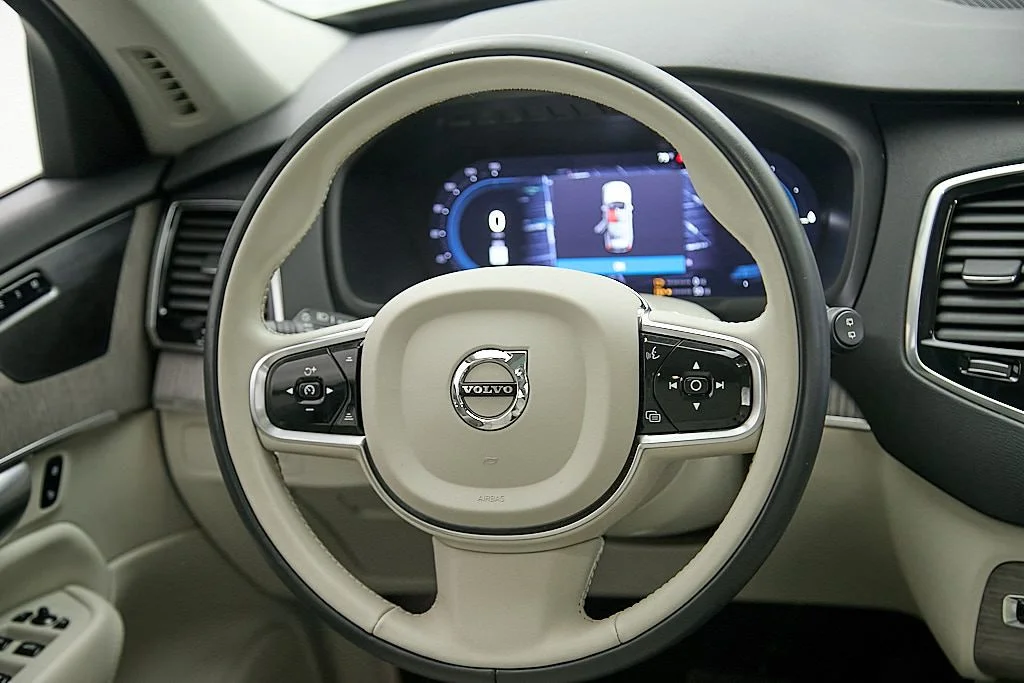 New 2023 Crystal White Volvo Plus image 26