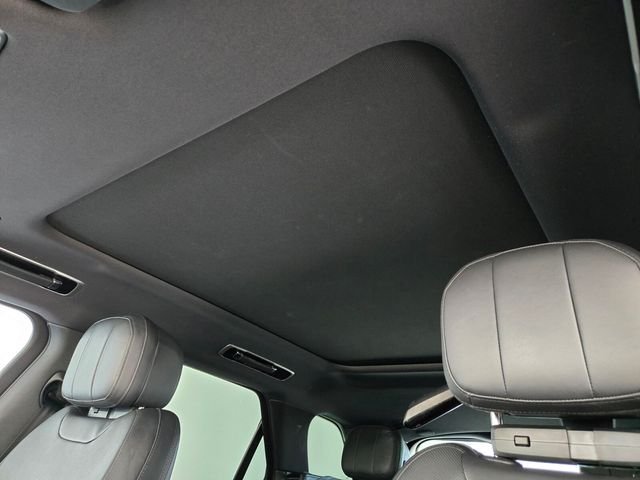 Used 2023 Gray Land Rover SE Dynamic image 10