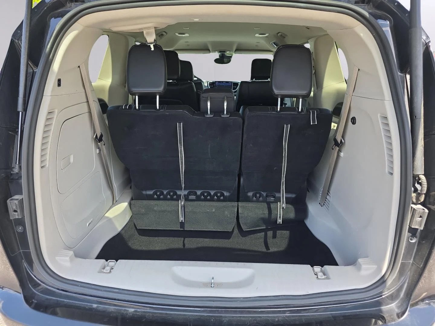 Used 2024 Black Chrysler Hybrid Select image 14