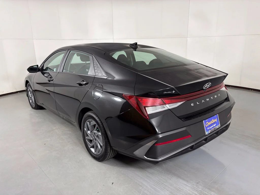 Used 2024 Black Hyundai SEL image 6
