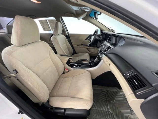 Used 2015 White Honda  image 40