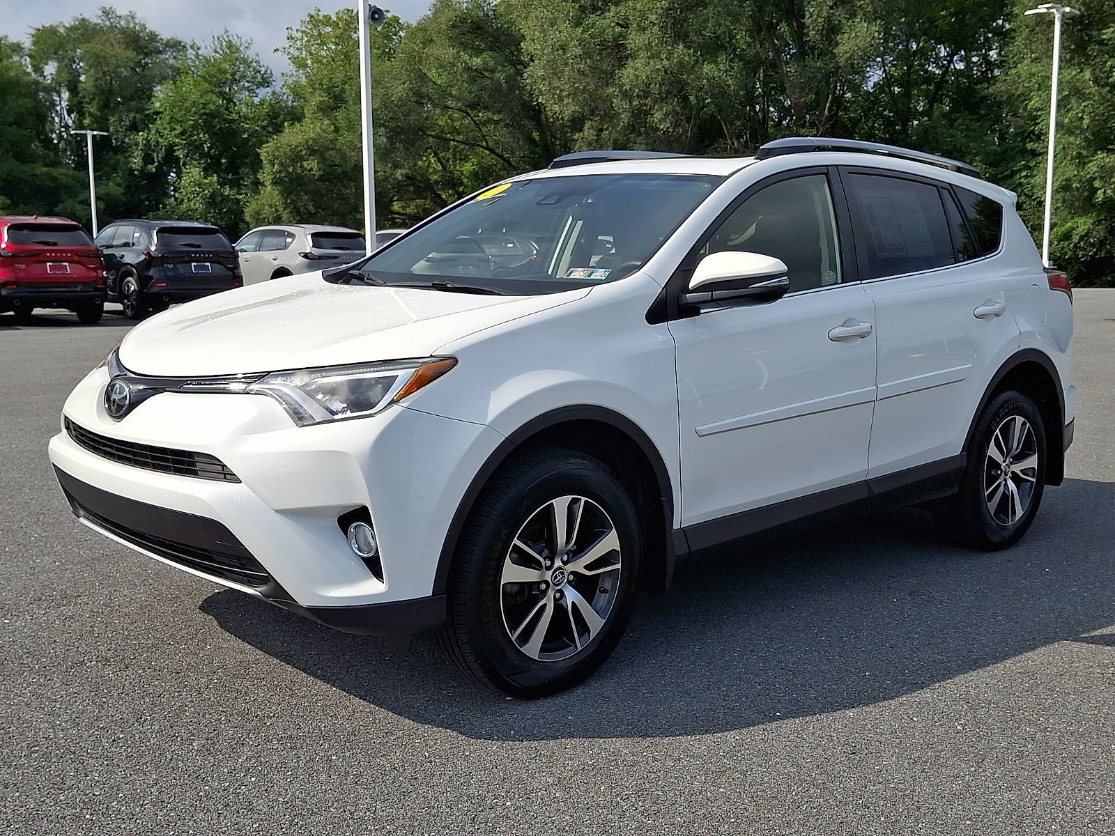 Used 2018 Super White Toyota XLE image 3