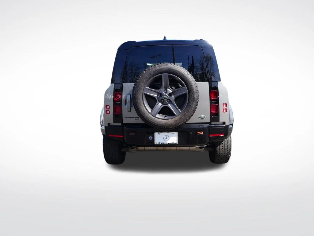 Used 2023  Land Rover X-Dynamic SE image 4